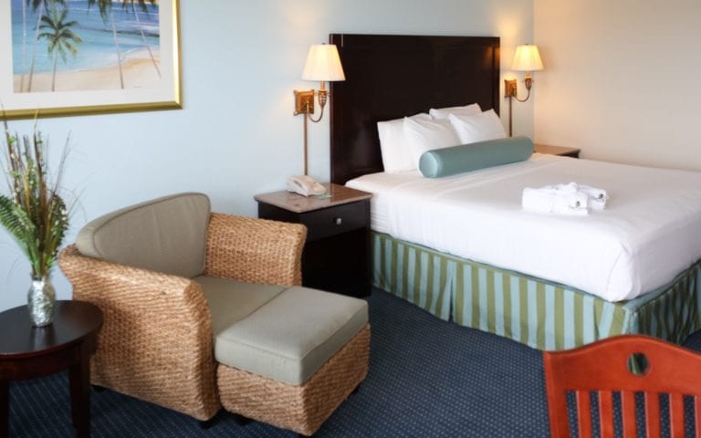 Captain-Hiram-Resort-king-room